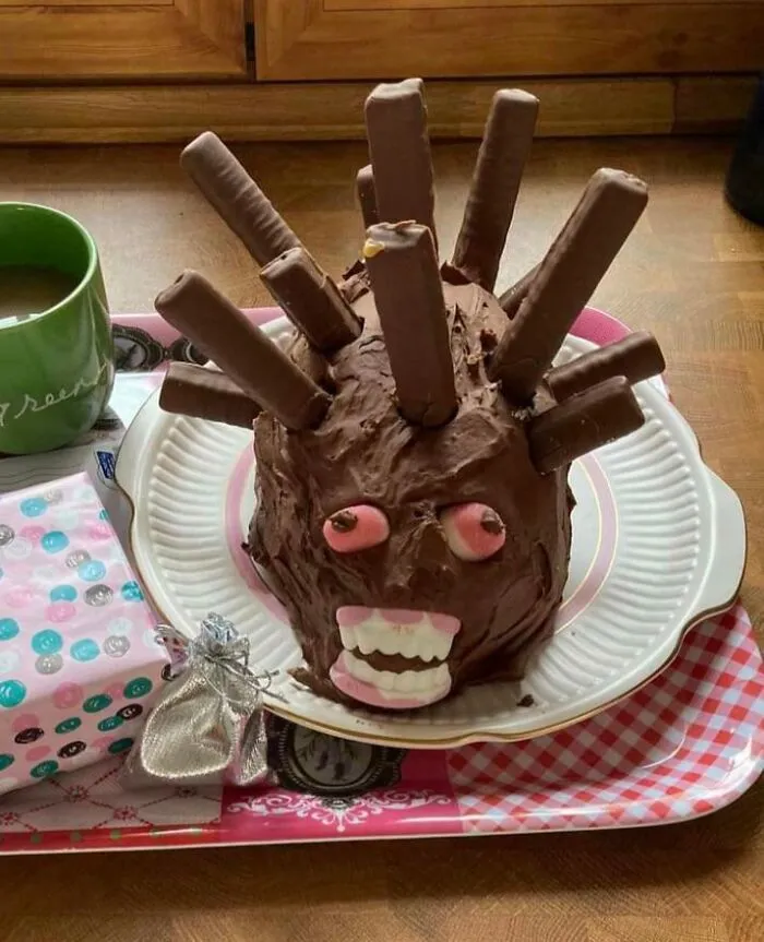La mamá de mi amiga intentó hacer un pastel de erizo para su cumpleaños.