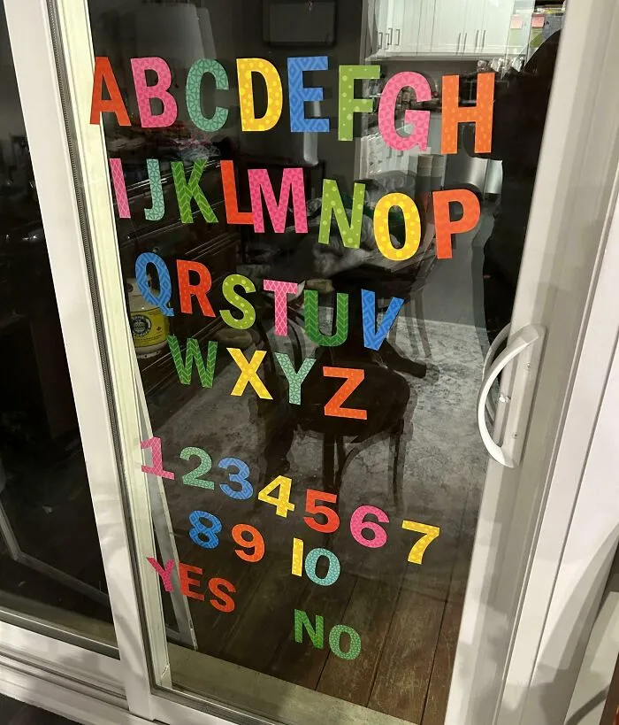 Intenté crear una divertida y educativa muestra de pegatinas para nuestra hija en la puerta del patio y accidentalmente hice la primera tabla Ouija para bebés
