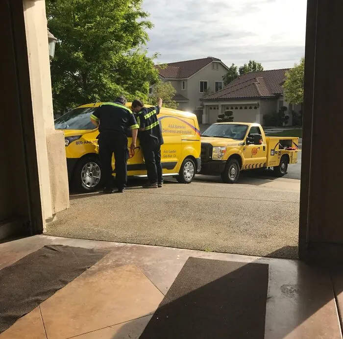 Al llegar para ayudarme a sacar las llaves de mi auto, el hombre de la Asociación Americana del Automóvil dejó las llaves dentro del auto y tuvo que llamar para que le ayudaran a él también