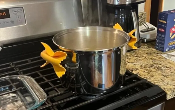 Handling Hot Dishes Is Pasta-Bly The Cutest Kitchen Task Now Thanks To These <a Style="Display:inline;" Href="Https://Www.amazon.com/Monkey-Business-Farfalloni-Shaped-Holders-Pasta-Inspired/Dp/B00jvpxor6?ie=utf8&th=1&linkcode=ll1&tag=bpgiraffe-20&linkid=8f024f5233583d5246dcbc851fce85c1&language=en_us&ref_=as_li_ss_tl" Target="_blank"><span Style="Font: Inherit; Color: #d74b1f;"> Farfalle Pot Holders </Span>