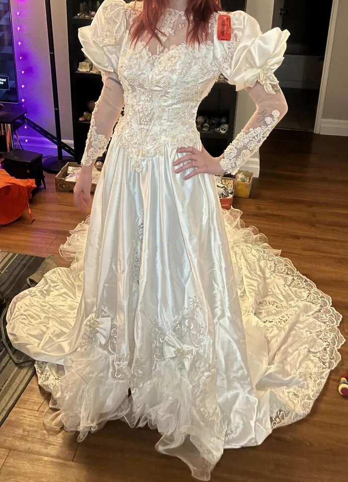 Roommate Found A Vintage Wedding Dress For $40, The Kicker Is That It Fits Her Perfectly!