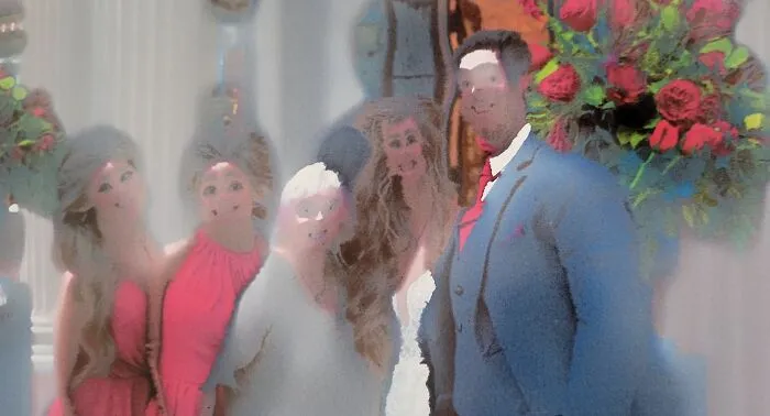 Imprimí accidentalmente esta foto de boda en el lado equivocado del papel. Hacía mucho que no me reía tanto. Mis tres sobrinas a la izquierda, junto a mi madre, y el guapo novio a la derecha.
