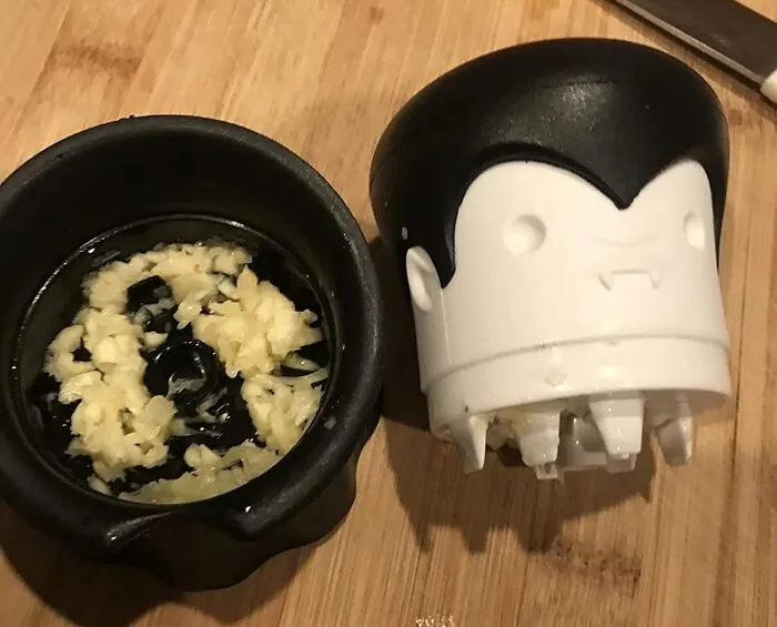 Protect Yourself From Bland Food By Fighting Off Bad Taste With The <a Style="Display:inline;" Href="Https://Www.amazon.com/Gracula-Garlic-Twist-Crusher-Ototo/Dp/B076cttzkx?ie=utf8&th=1&linkcode=ll1&tag=bpapple-20&linkid=9f6fb45f2c174ca2107dc0dfcae70a0a&language=en_us&ref_=as_li_ss_tl" Target="_blank"><span Style="Font:inherit;color:#d74b1f;"> Gracula Garlic Crusher</Span>