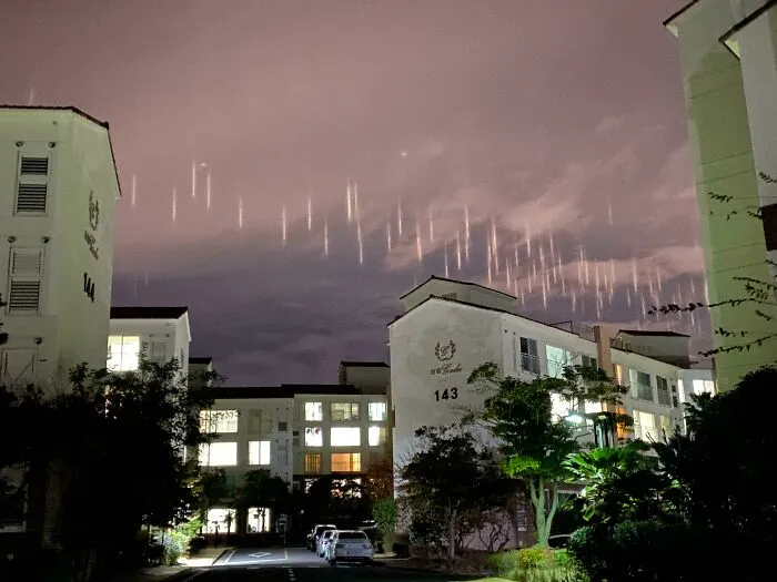 Estas extrañas luces aparecieron en el cielo de Jeju, Corea del Sur. ¡Llevan aquí una hora!