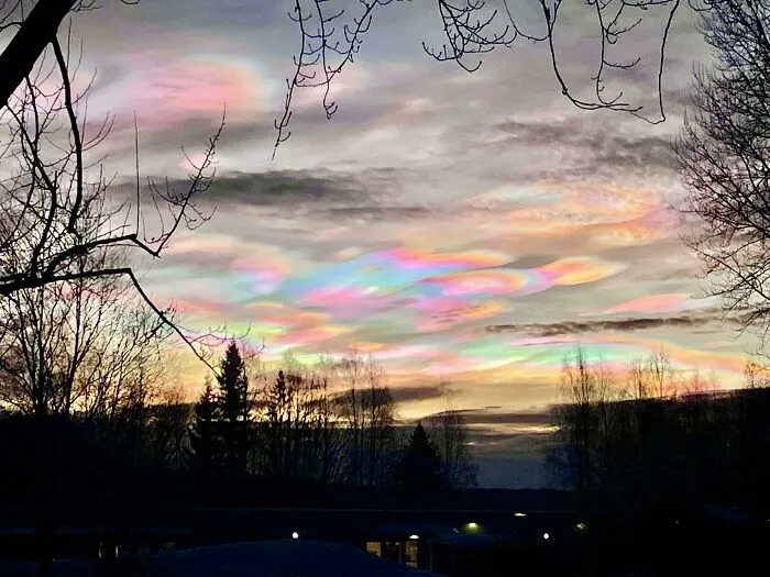 Nubes de arcoíris en Suecia esta mañana