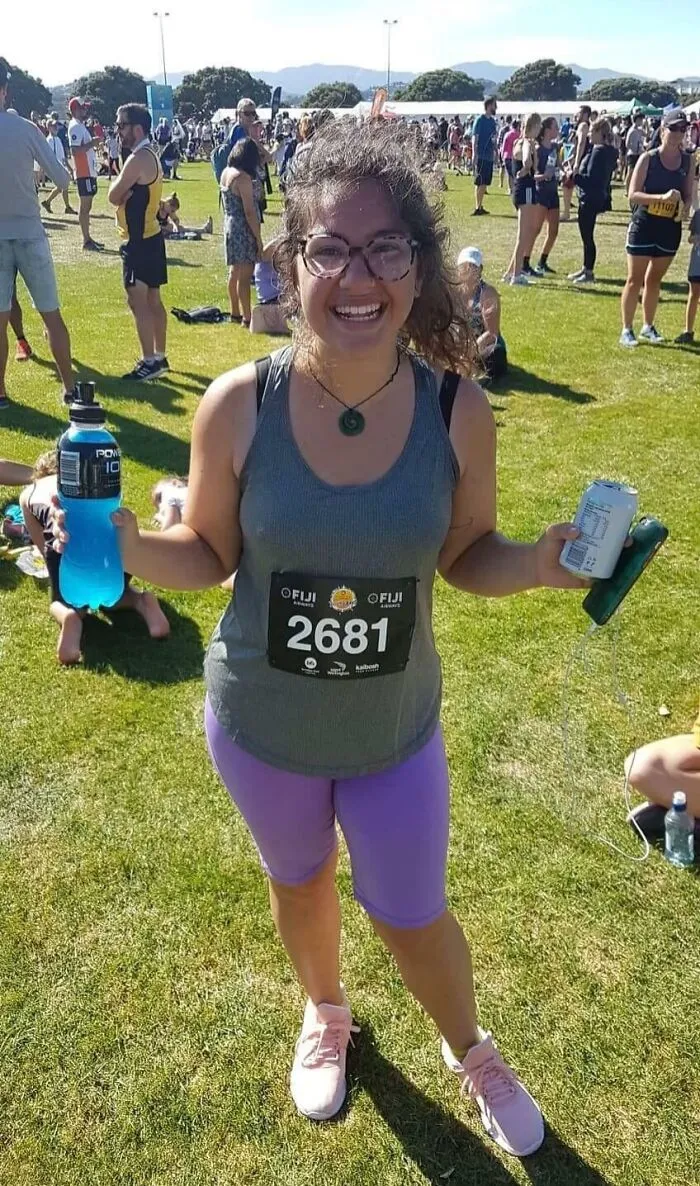 ¡Corrí mi primera carrera hoy! ¡Fueron 6,5 km y la hice en 44:27! Entrené durante dos meses, sin haber sido nunca corredora. ¡Estoy súper orgullosa de mí misma!