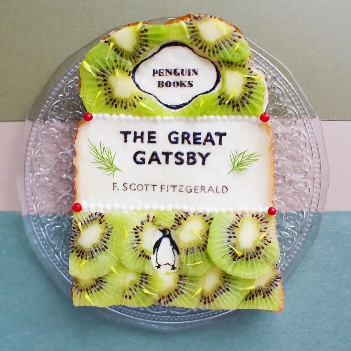 Creative toast design resembling "The Great Gatsby" book cover with kiwi slices by Japanese artist.