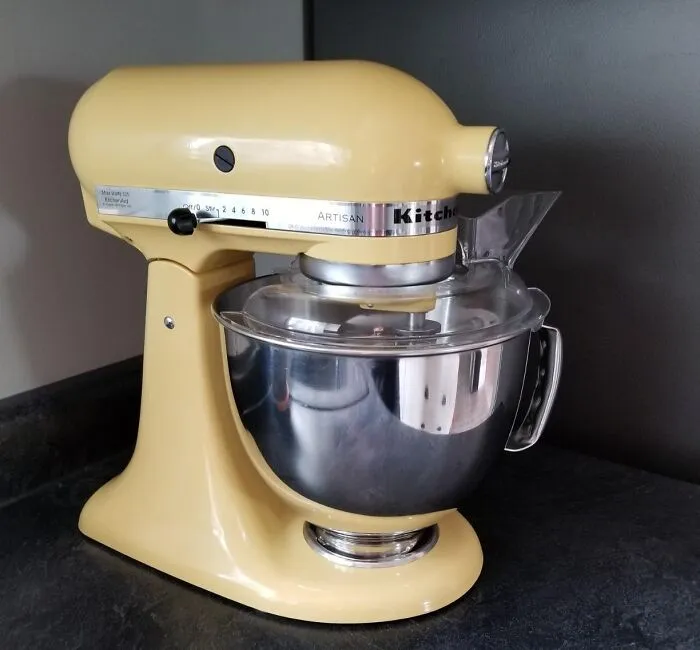 Mom's About To Enter Her Great British Bake Off Era With This Gorgeous <a Style="Display:inline;" Href="Https://Www.amazon.com/Dp/B00007g309?_encoding=utf8&psc=1&linkcode=ll1&tag=bplamb-20&linkid=8ca5cc9e9f77e43973b268a3089a170b&language=en_us&ref_=as_li_ss_tl" Target="_blank"><span Style="Font: Inherit; Color: #d74b1f;"> Kitchen Aid Stand Mixer </Span>