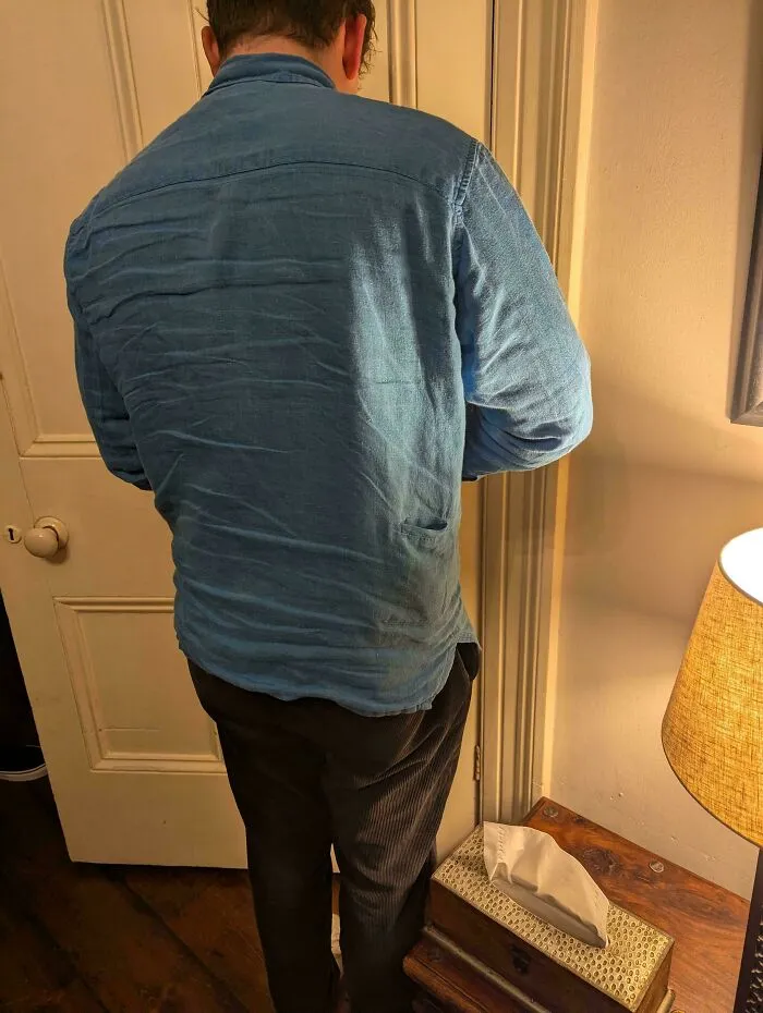 ¿Qué es este pequeño bolsillo en la parte trasera de mi camisa?