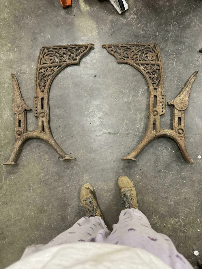 ¿Alguien tiene alguna pista de qué podrían ser? Son pesados ​​y tienen agujeros para tornillos en las dos patas de cada pieza.