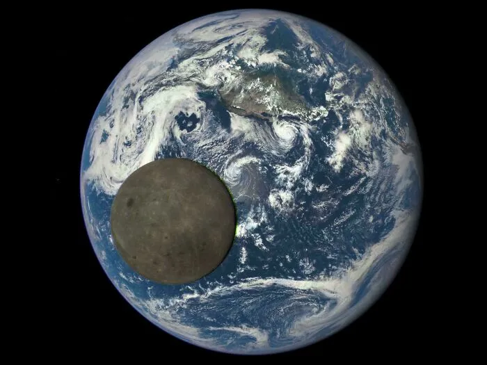 La Luna pasó entre el Observatorio Climático del Espacio Profundo de la NASA y la Tierra, lo que permitió obtener esta rara imagen que muestra el lado oscuro de la Luna.