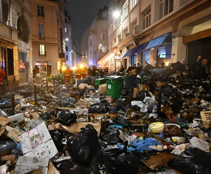 Una calle de París tras semanas de huelga de recolectores de basura