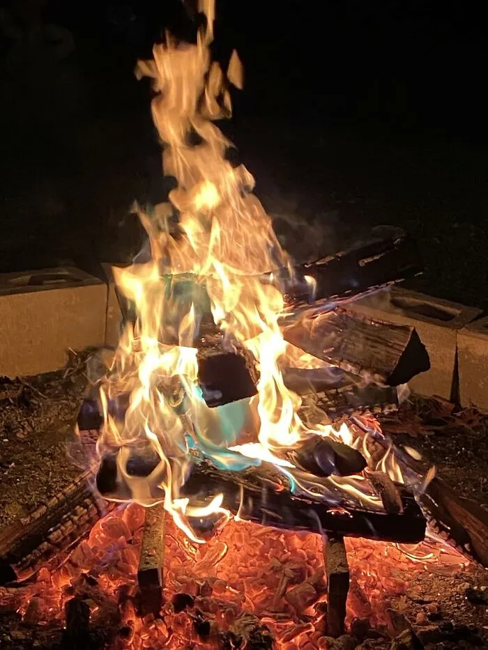 Watch Your Campfire Go Full Festival Mode With These <a Style="Display:inline;" Href="Https://Www.amazon.com/Fire-Color-Changing-Packets-Fire-Pit/Dp/B019hvtugm?ie=utf8&th=1&linkcode=ll1&tag=bpmoose-20&linkid=3658f1c89a6b7daa7cfd150a47223b40&language=en_us&ref_=as_li_ss_tl" Target="_blank"><span Style="Font: Inherit; Color: #d74b1f;"> Colored Flame Packets </Span> Turning Every S'more Session Into A Coldplay Concert Minus The Expensive Tickets