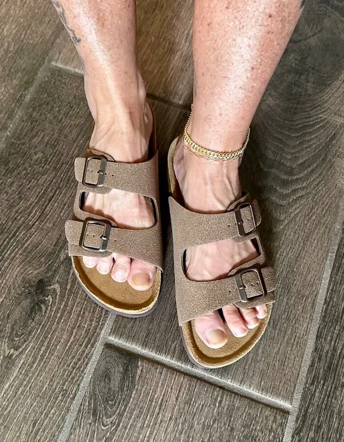 Plantar Fasciitis Is The New " Adulting Pain" And <a Style="Display:inline;" Href="Https://Www.amazon.com/Womens-Cushionaire-Slide-Sandals-Brown/Dp/B075pdd784?ie=utf8&linkcode=ll1&tag=bpgrape-20&linkid=d9e5a9684446b5a9689f08714333ca5e&language=en_us&ref_=as_li_ss_tl" Target="_blank"><span Style="Font: Inherit; Color: #d74b1f;"> Cork Sandals </Span>  Are Here To Save The Soles (And Sanity) Of Every Millennial