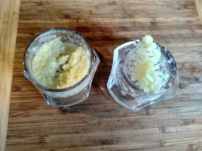 That Midweek "What's For Dinner" Sigh Just Got A Tiny Bit Less Dramatic, Because This <a Style="Display:inline;" Href="Https://Www.amazon.com/Garlic-Twister-4th-Generation-Clear/Dp/B0796n2gn4?ie=utf8&th=1&linkcode=ll1&tag=bporange-20&linkid=ae8c5efab5e5fbdd45d87020878a105b&language=en_us&ref_=as_li_ss_tl" Target="_blank"><span Style="Font: Inherit; Color: #d74b1f;"> Garlic Twister </Span> Lets You Add Actual Flavor To Your Minimal-Effort Meal Without The Sticky, Smelly Finger Aftermath