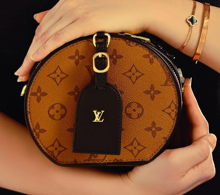 29 Ways People Flex Fake Wealth And End Up Looking Totally Cringe