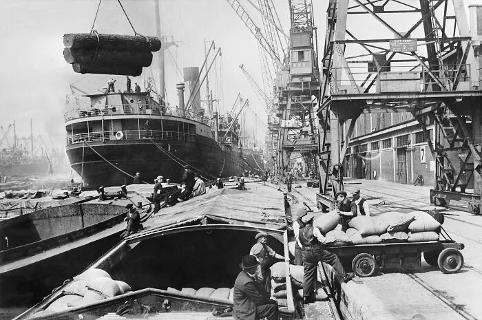 Scene In A London Dockyard During The Second World War, Between 1939 And 1945