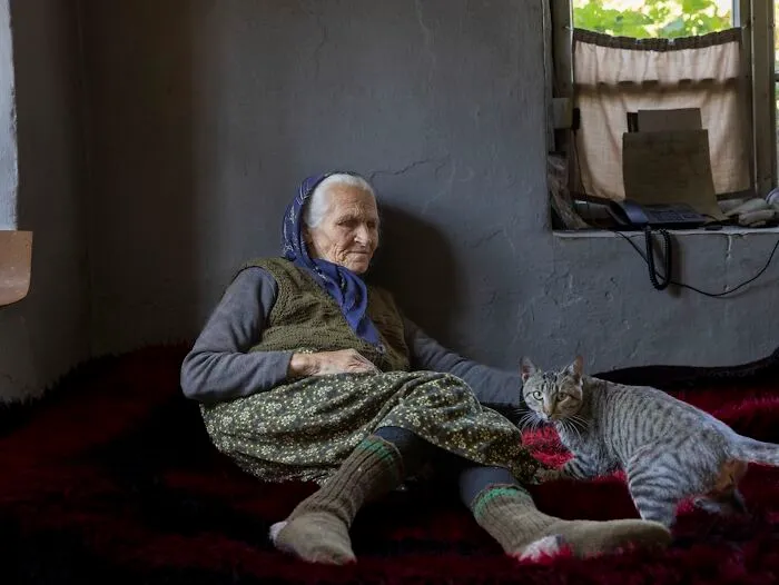 23 Powerful Images Of The World’s Invisible Women, By Michele Zousmer
