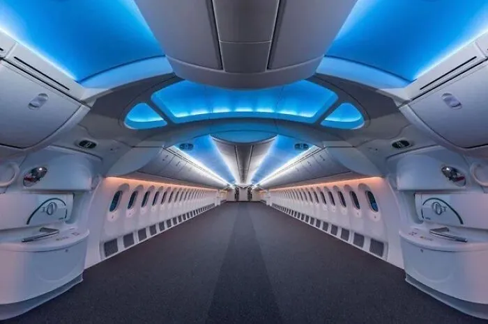 Interior de un avión sin los asientos