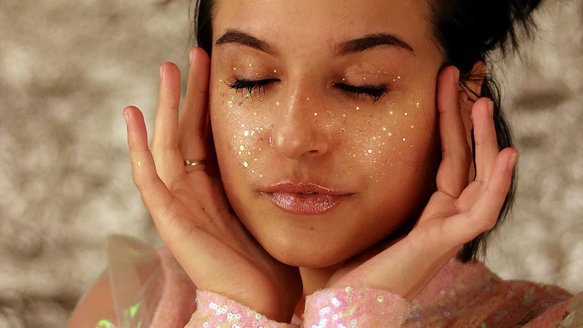 Women Start Using Glitter As Deterrent From All Kinds Of Men: “Divorce Dust? Glitter Protection?”