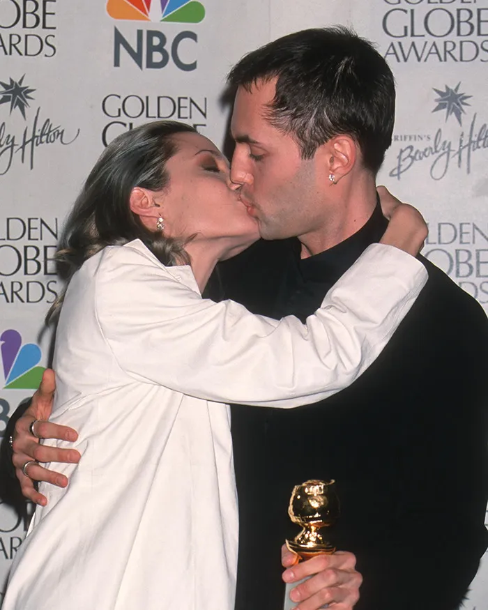 Angelina Jolie besando a su hermano