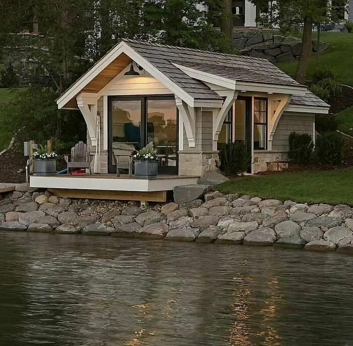 A Beautiful Tiny House Right By The Lake!