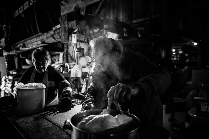 This Photographer Invites You To Take A Look Into The Lives Of A Few Families In Rural Maine (30 Pics)