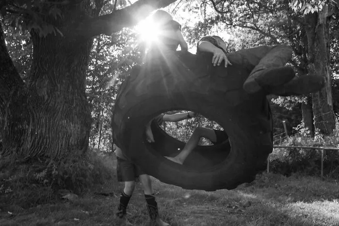 This Photographer Invites You To Take A Look Into The Lives Of A Few Families In Rural Maine (30 Pics)