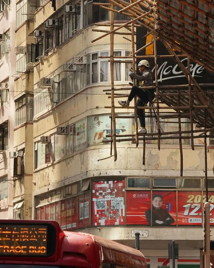 My Photos Showcase The Undeniable Skills Of This High-Risk Profession In Hong Kong (22 Pics)