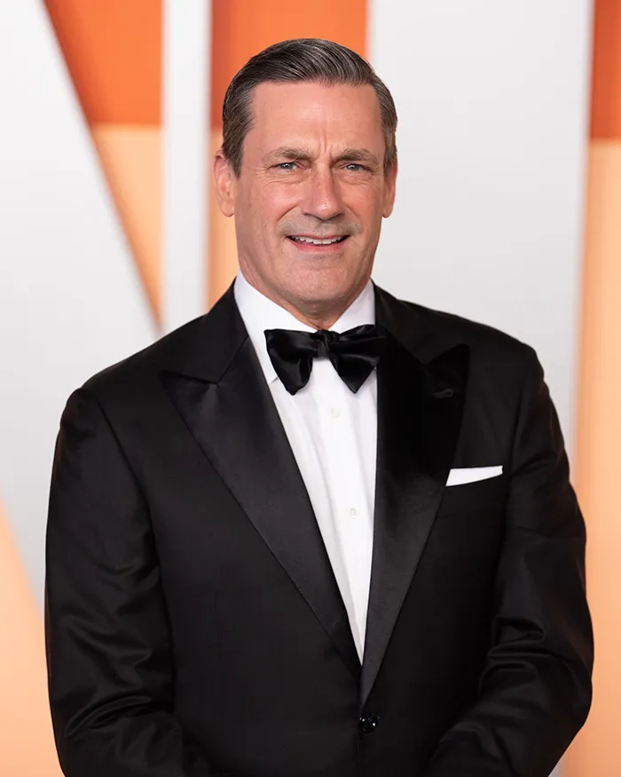 Jon Hamm asaltando a un estudiante universitario