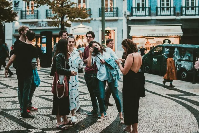31 Clear Signs Literally Exposing American Tourists Abroad, As Shared By Folks Online