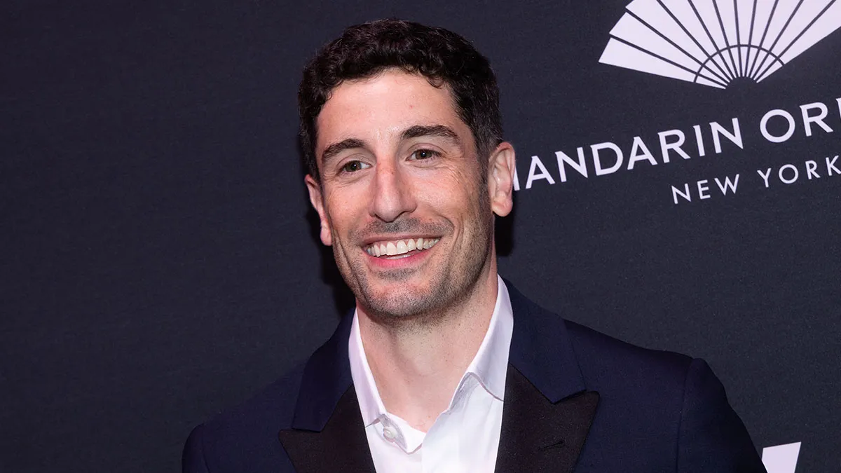 Actor Jason Biggs Nearly Unrecognizable Posing For Cameras In NYC, Says It's All Due To Healthy Lifestyle