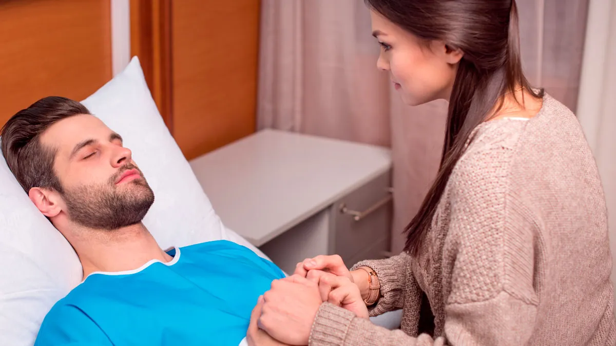 Woman Rushes Boyfriend To ER But Ends Up Saving Herself After Accidentally Checking His Phone