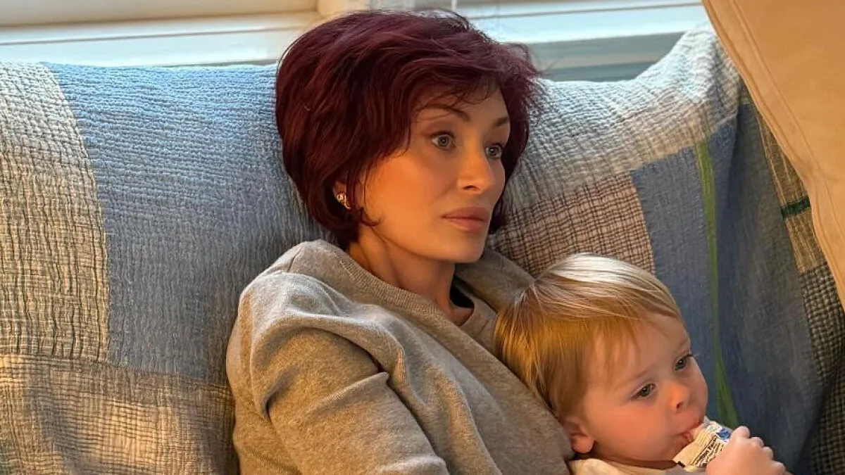 “Someone Forgot To Photoshop The Feet”: People Mock Sharon Osbourne's Editing Blunder 