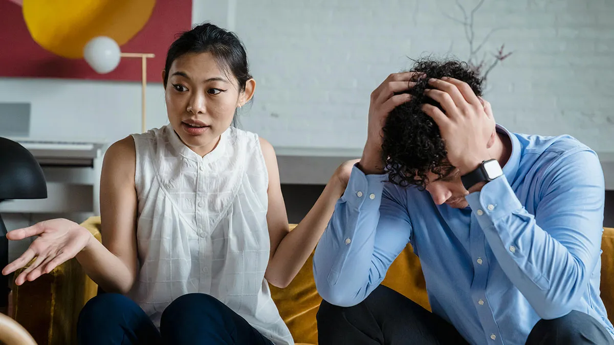 Woman Explodes In Slurs After 15YO Daughter Comes Out As Bi, Husband Looks For Divorce Papers