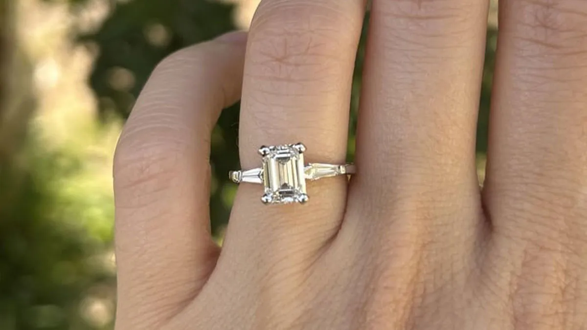 Woman Living Among Millionaires Buys Dream Emerald Ring For $400 In Once-In-A-Lifetime Deal 