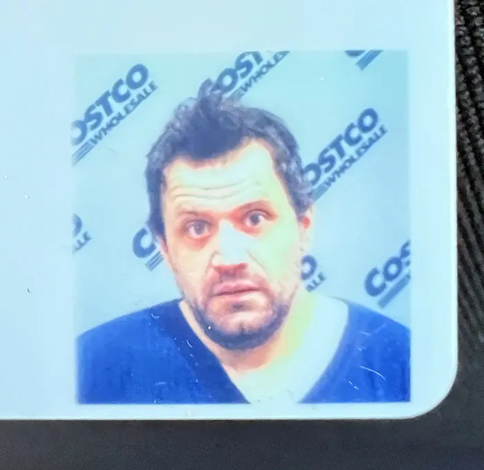 Conseguí mi nueva tarjeta de Costco! Mi esposa me dijo que luciera "lo más trastornado posible"... Creo que lo hice bien.