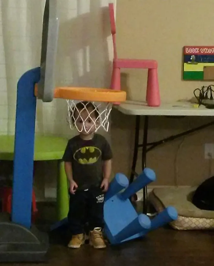 Mi hijo intentando jugar al escondite