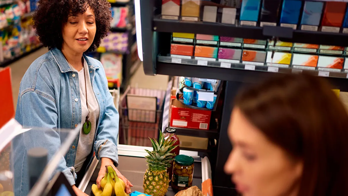 Struggling Student Covers Groceries For Mom In Need, Ends Up Paying More Than They Bargained For