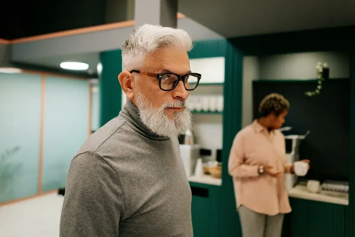29 Ways People Flex Fake Wealth And End Up Looking Totally Cringe