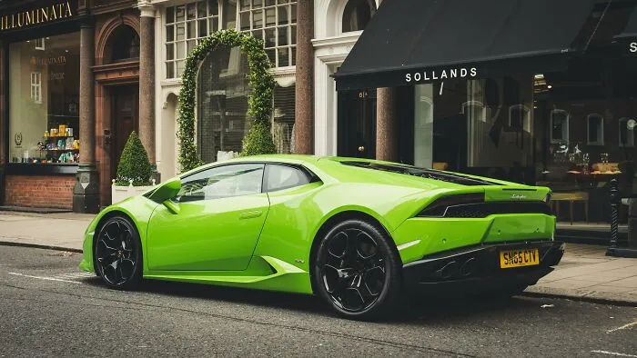 29 Ways People Flex Fake Wealth And End Up Looking Totally Cringe