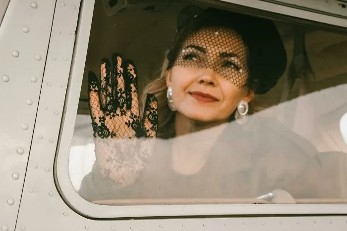 29 Ways People Flex Fake Wealth And End Up Looking Totally Cringe