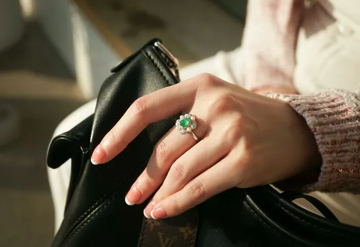 29 Ways People Flex Fake Wealth And End Up Looking Totally Cringe
