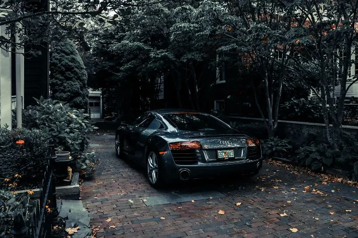 29 Ways People Flex Fake Wealth And End Up Looking Totally Cringe