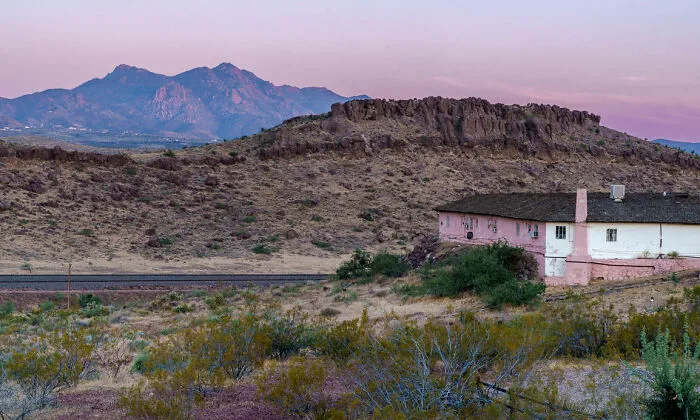 I Took 16 Photos On The Remains Of Route 66 To Capture Human Connection Through Abandoned Spaces