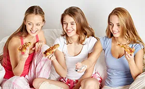 Lady Feeds Daughter’s Softball Team With Pizza And Snacks At A Sleepover, Gets Called Out