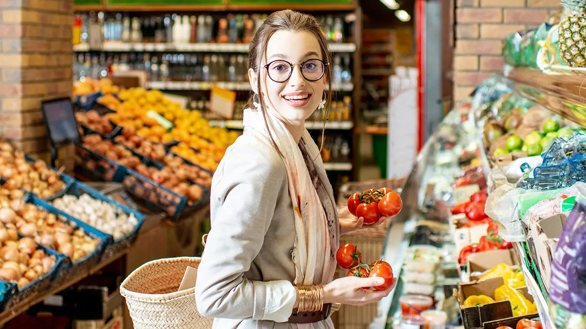 Guy Thinks Woman Dressed Like Money Will Pay For His Groceries, She Disappears Instead