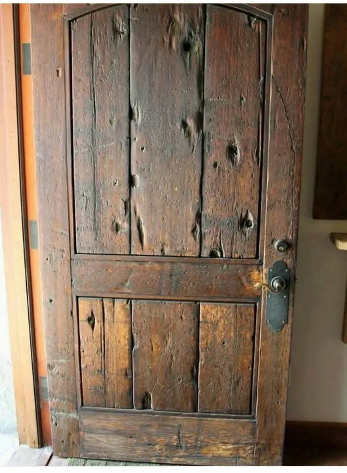 ¿Alguna idea de qué son los agujeros en esta vieja puerta rústica?