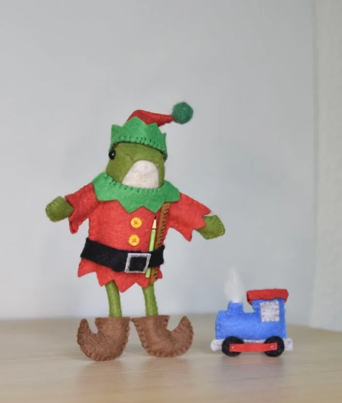 My Handmade Felt Frog Doll And His Extensive Wardrobe Of Wholesome Outfits (37 Pics)