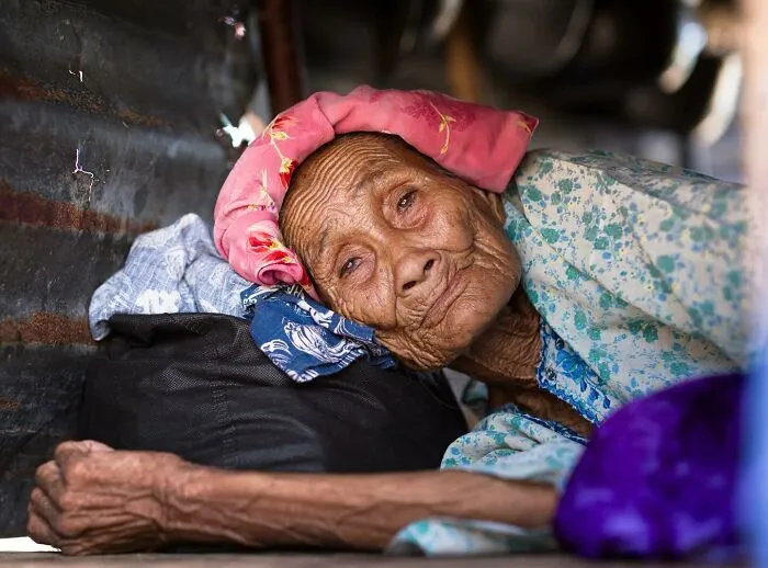 35 Retratos elocuentes de personas mayores de todo el mundo, por Massimo Bietti